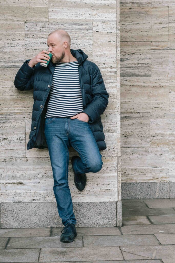 Fotoposing with coffee outdoors Philipp Rowe